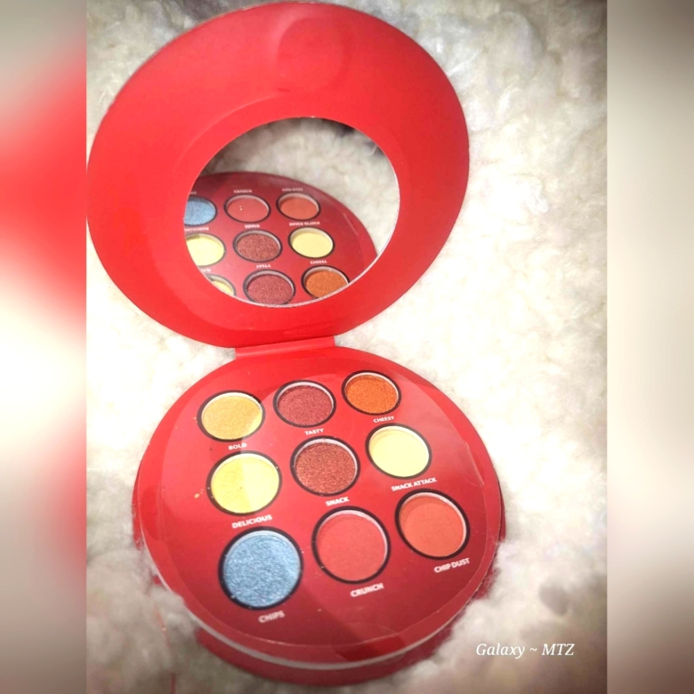 💲Doritos Eyeshadow Palette 9 different shadows .25oz